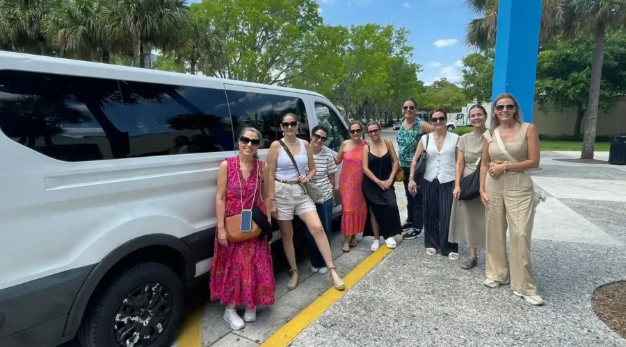 Para chegar em Sawgrass Mills de Miami Beach, você pode pegar um ônibus ou dirigir.**De ônibus:**1.  Pegue o ônibus 11, 120 ou 150 de Miami Beach em direção ao centro de Miami.2.  Desembarque do ônibus no centro de Miami e pegue o ônibus 22 que vai para Sawgrass Mills.3.  O ônibus 22 leva aproximadamente 1 hora e 15 minutos para chegar em Sawgrass Mills.**De carro:**1.  Pegue a I-95 South de Miami Beach em direção a Fort Lauderdale.2.  Pegue a saída 12B para a I-595 West em direção a Everglades Parkway.3.  Pegue a saída para a Sawgrass Expressway North em direção a Boca Raton.4.  Pegue a saída 42 para a Sunrise Boulevard e vire à direita.5.  Sawgrass Mills estará à sua esquerda.Da sua localização em Miami Beach, a viagem de carro até Sawgrass Mills levará aproximadamente 45 minutos a 1 hora, dependendo do trânsito.Você também pode usar um aplicativo de navegação como o Google Maps ou Waze para obter instruções passo a passo e o tempo de viagem mais atualizado.